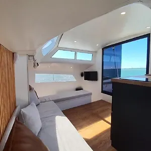 Botel Barco Casa Catamara Sleepandboat, Faro